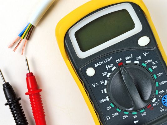 Mierniki i testery elektryczne w profesjonalnej pracy